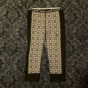 karitraa baselayer capri leggings snowflake print